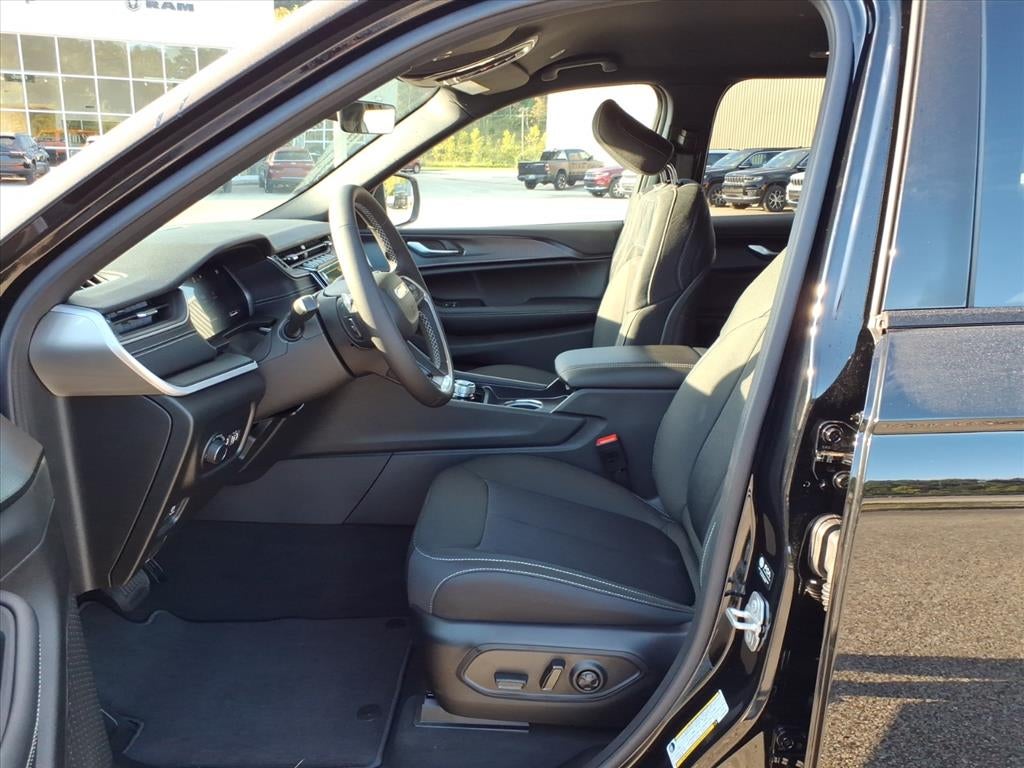 2025 Jeep Grand Cherokee GRAND CHEROKEE LAREDO 4X4