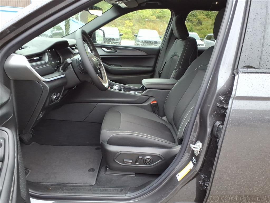 2025 Jeep Grand Cherokee GRAND CHEROKEE L LAREDO 4X4