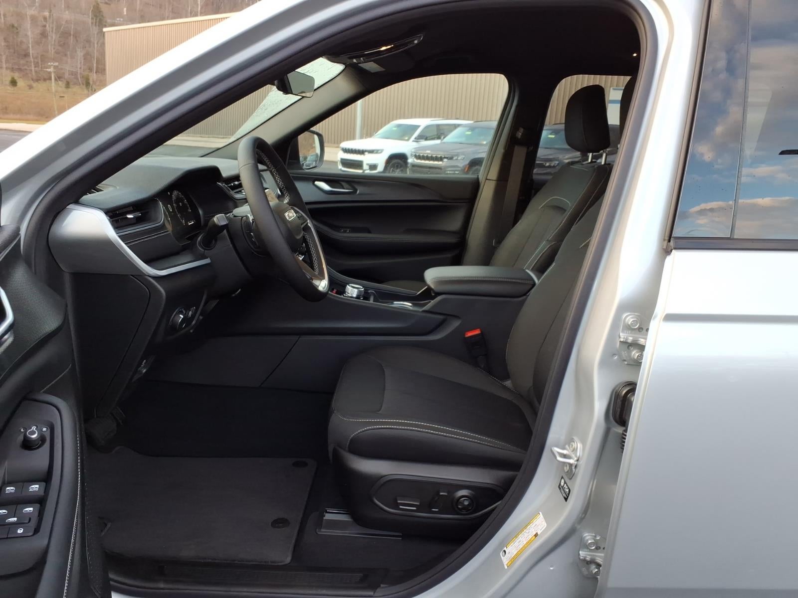 2025 Jeep Grand Cherokee GRAND CHEROKEE L LAREDO 4X4