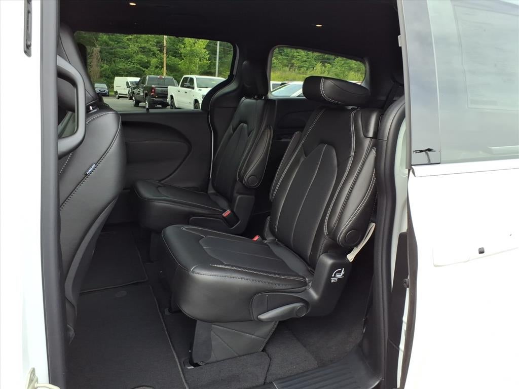 2027 Chrysler Pacifica PACIFICA SELECT AWD