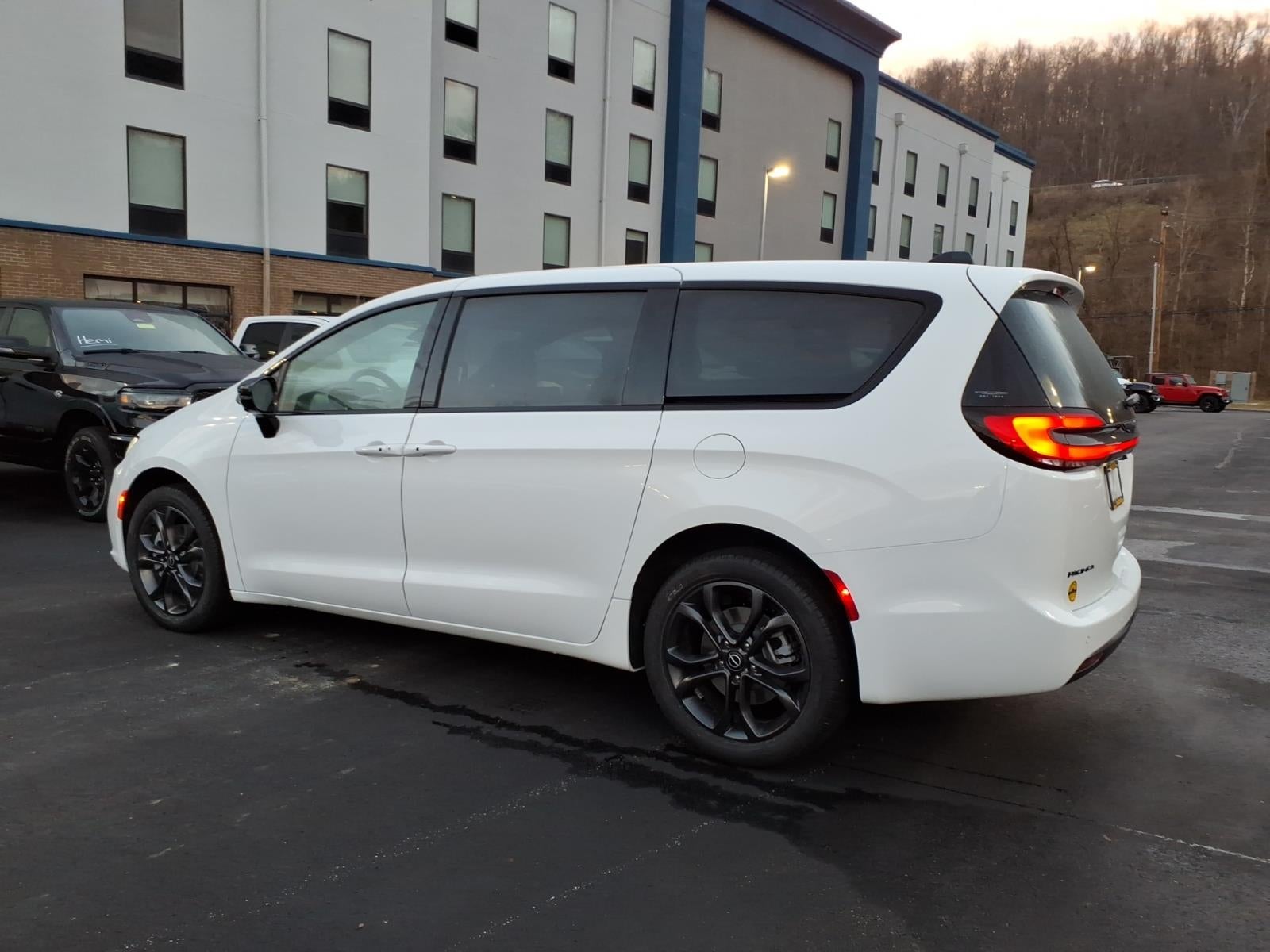 2026 Chrysler Pacifica PACIFICA SELECT AWD