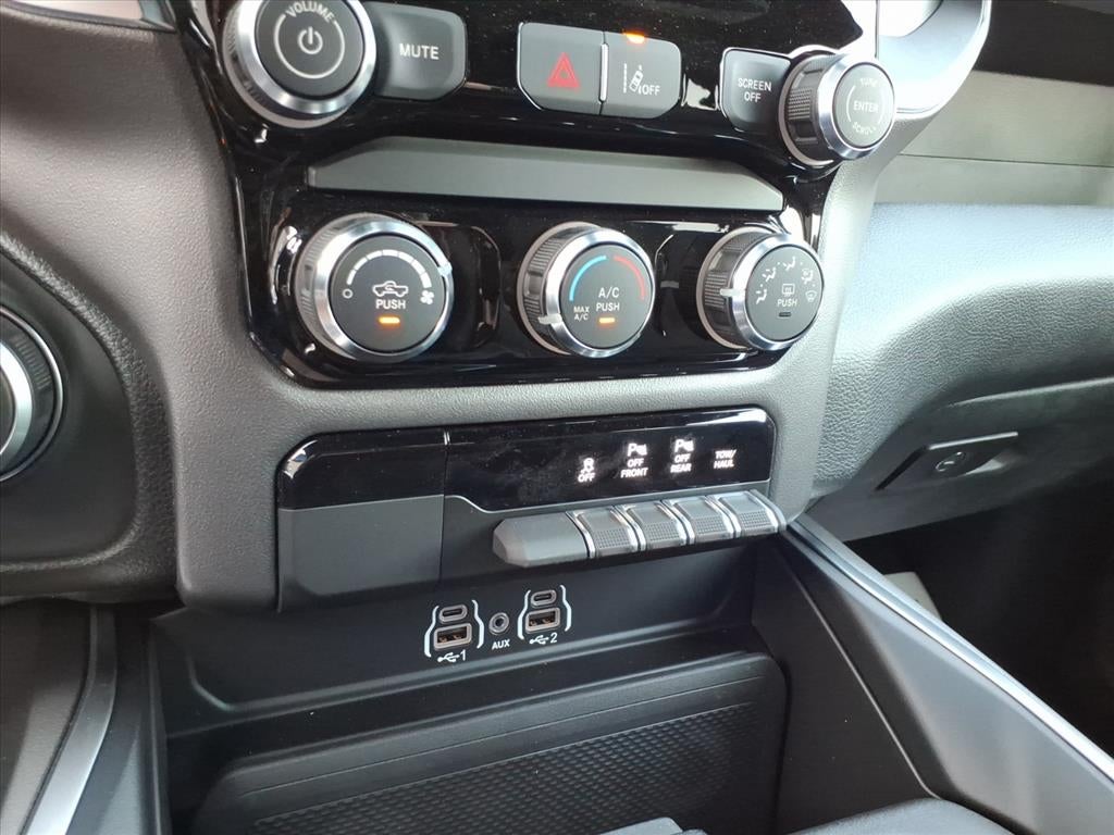 2026 RAM 1500 RAM 1500 EXPRESS CREW CAB 4X4 5'7' BOX