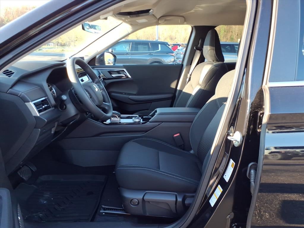 2025 Mitsubishi Outlander ES